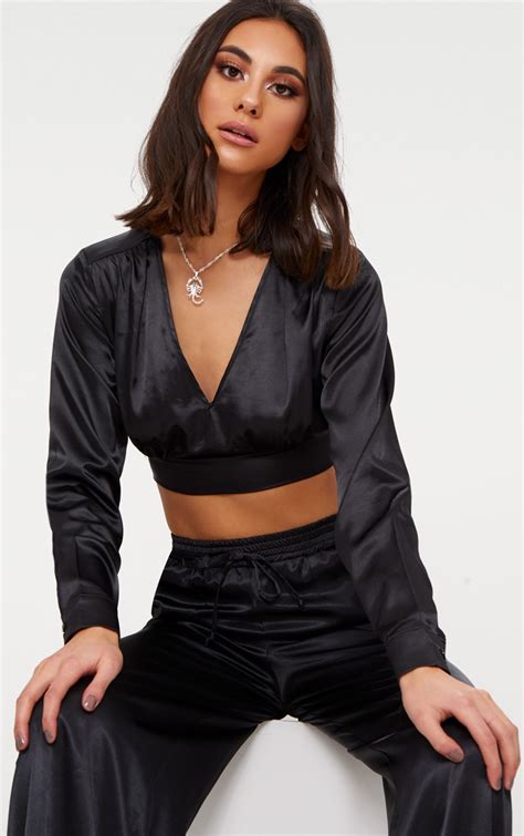 V crop top in satin 